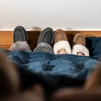 AXELDA LONDON stone Hausschuhe aus Veloursleder mit Lammfellfütterung Weite M