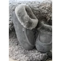AXELDA LONDON stone Hausschuhe aus Veloursleder mit Lammfellfütterung Weite M