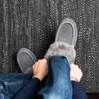 AXELDA LONDON stone Hausschuhe aus Veloursleder mit Lammfellfütterung Weite M